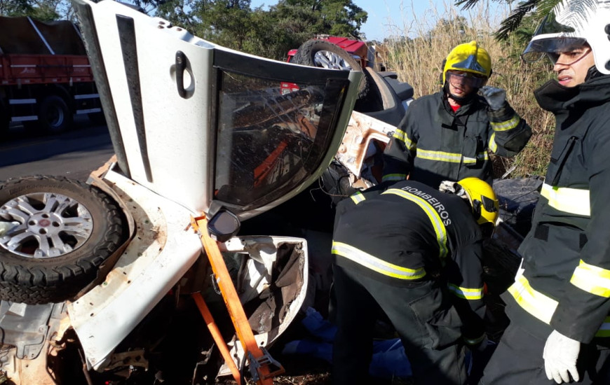 Veículo ficou destruído.
