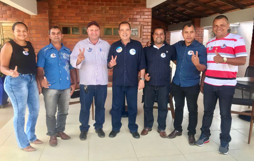 Prefeito Date, de branco, ao lado de Vicentinho
