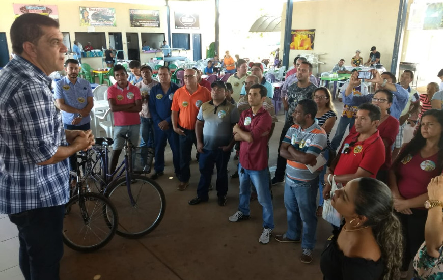 Candidato visitou comércio e conversou com população de Pedro Afonso