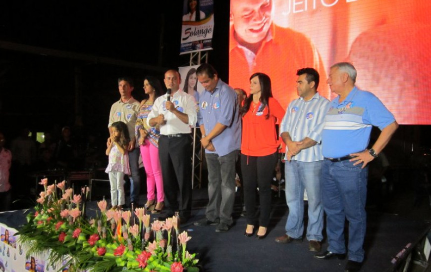 Sandoval em inauguração de comitê