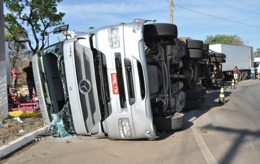 Caminhão tombado na JK