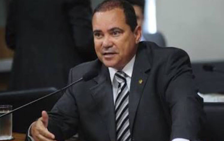 Senador estava acompanhado de membros do DNIT