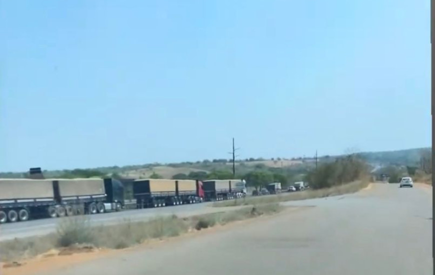 A pista ficou interditada por alguns minutos o que causou congestionamento
