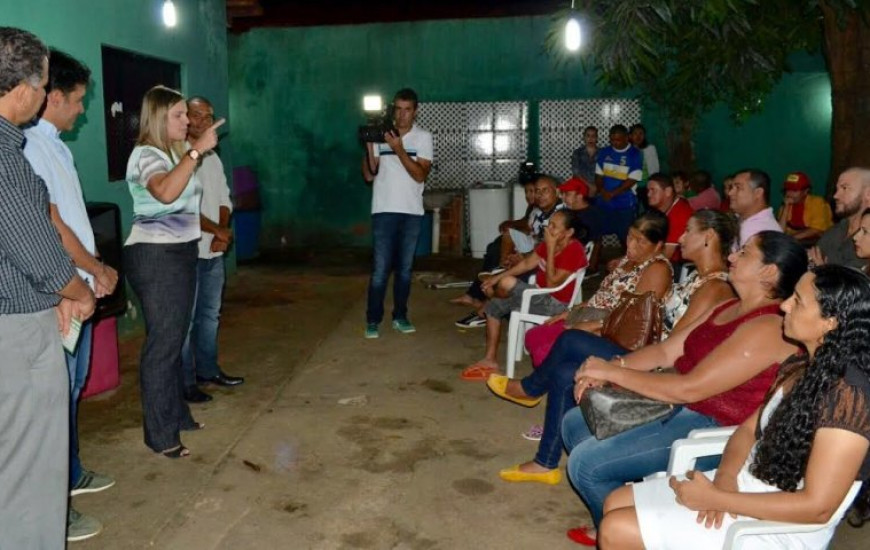 Vice-governadora reúne comunidade das Arnos