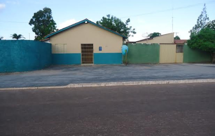 Delegacia com porta fechada e destacamento da PM