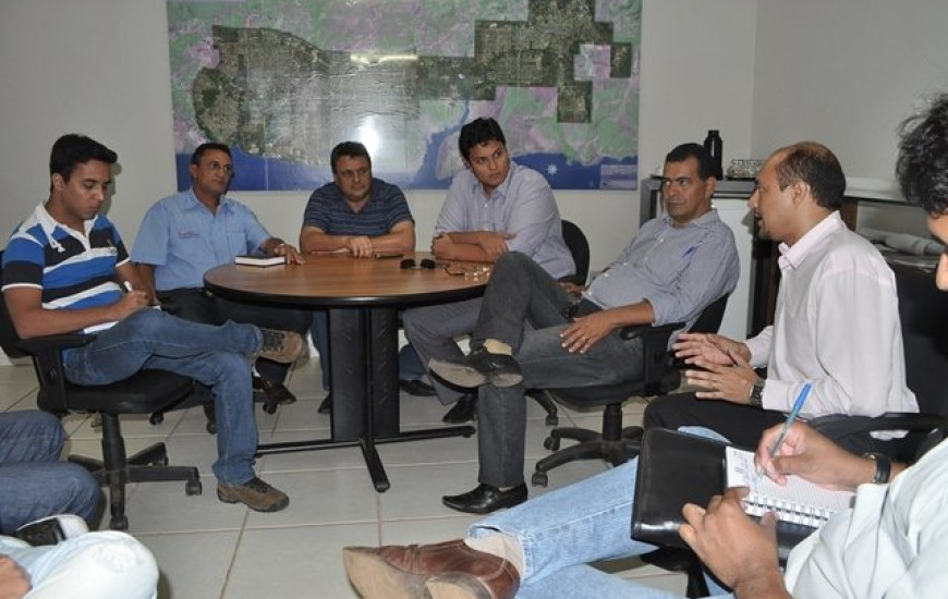 Reunião para discutir situação de outdoors