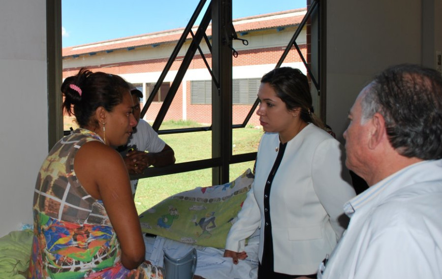 Luana conversa com pacientes