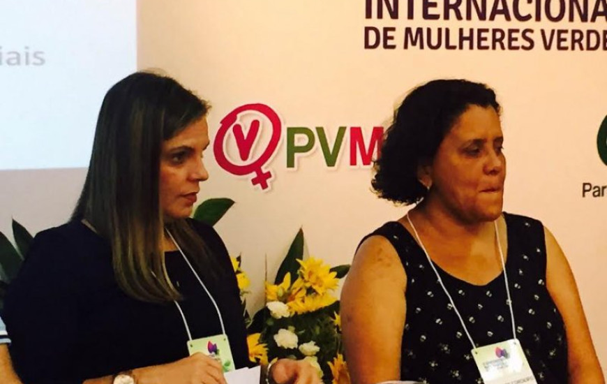 Claudia Lelis participa de encontro