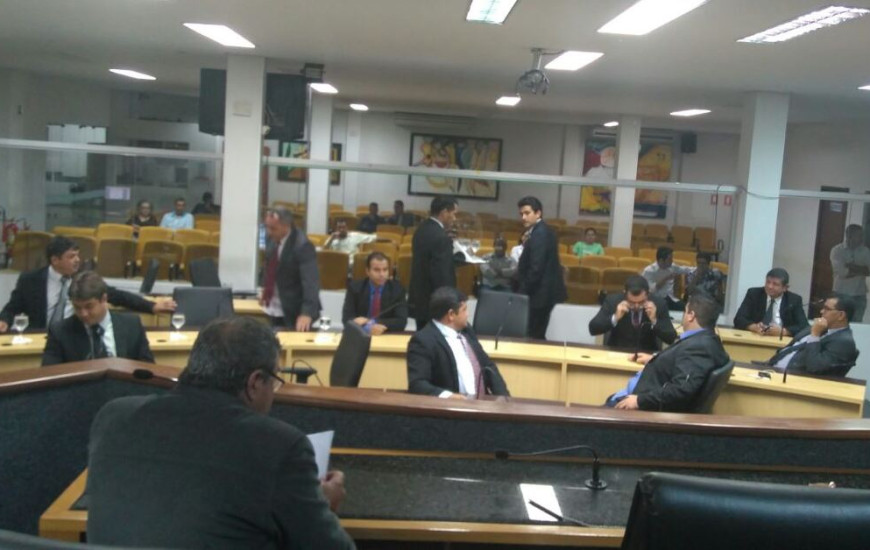 Vereadores realizaram sessão extra na noite de ontem