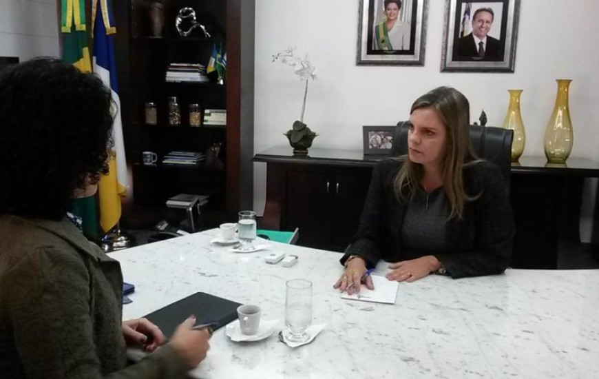 Claudia Lelis recebe Gleidy Braga