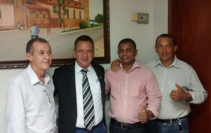 Deputado e os representantes do município