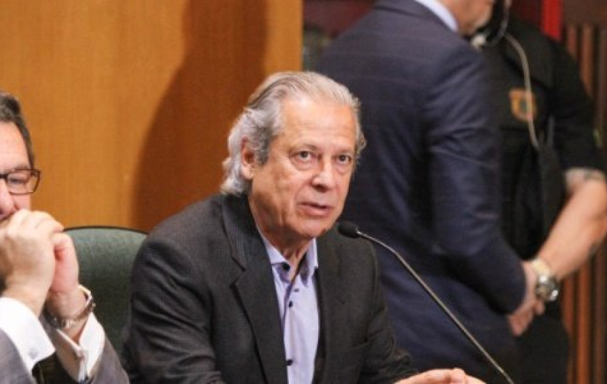 Dirceu durante depoimento à CPI da Petrobras