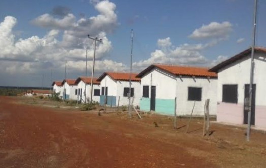 Casas não tem água nem energia elétrica