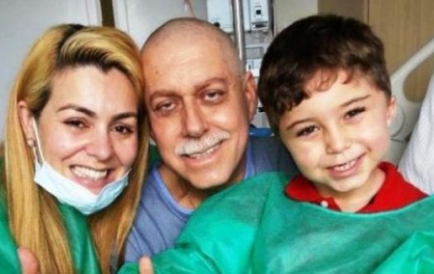 Senador e sua família no início do tratamento