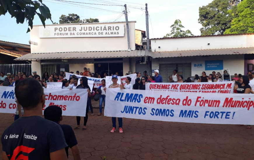 Manifestação na porta do Fórum de Almas 