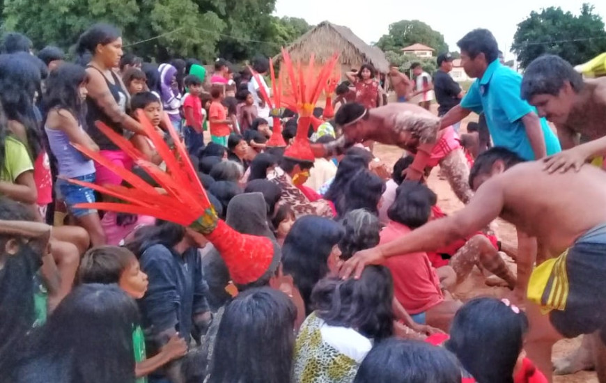 Adorno vermelho identifica os meninos que entraram na Casa Grande