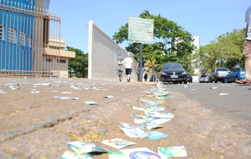 Sujeira pelas ruas da Capital