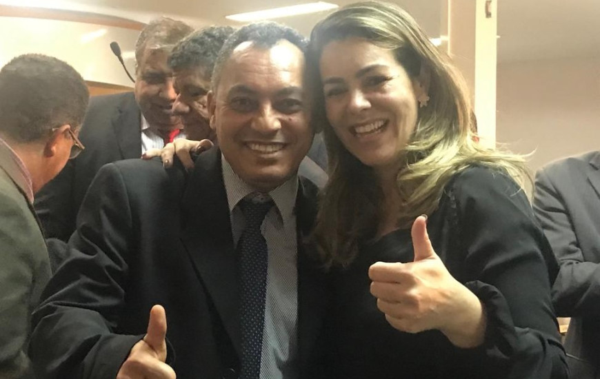 Prefeita cumprimentou vereadores logo após a sessão