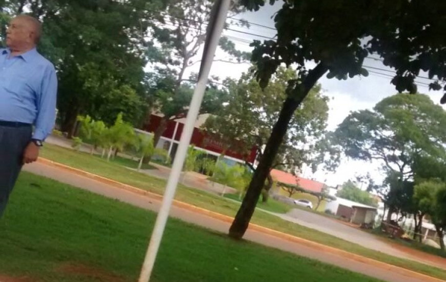 Siqueira, caminhando só, chama atenção