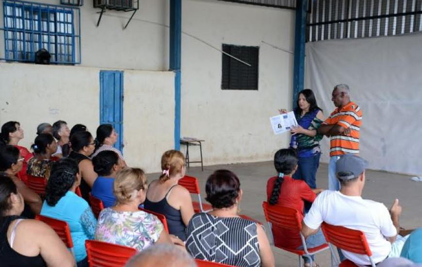 Deputada Valderez visita moradores