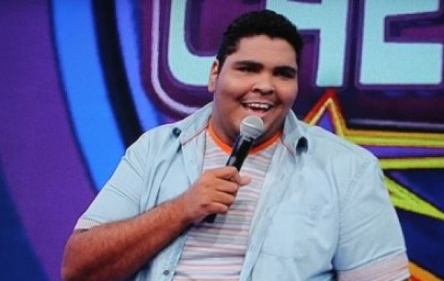 Humorista se apresenta no Domingo