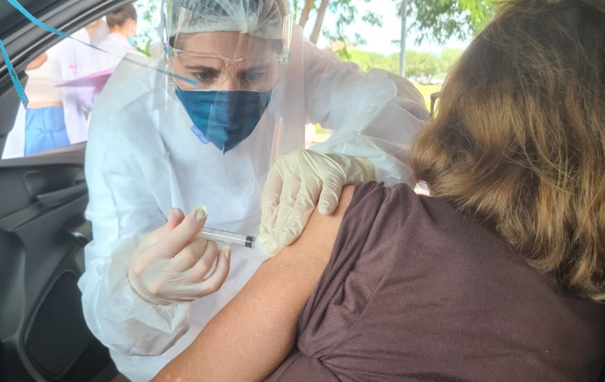 Dona Divonete de Fátima Vieira vacinando nesta quinta, 11.