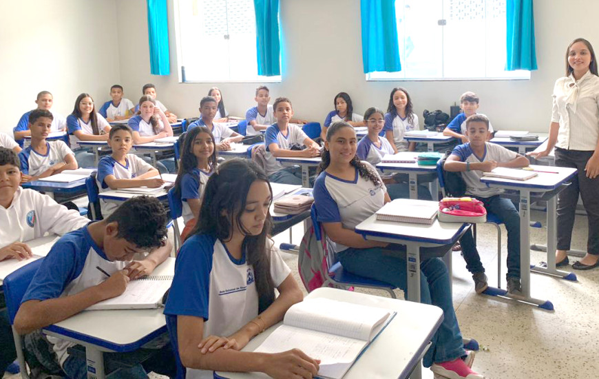 Alunos da Escola Estadual Alfredo Nasser na preparação para a prova
