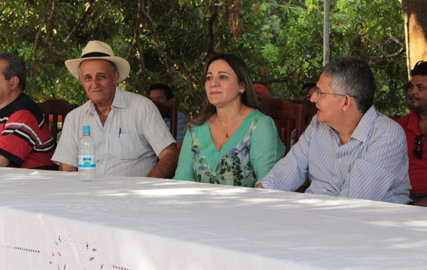 Dulce participa de filiações em Ananás