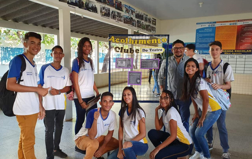 Estudantes preparados para recepcionarem suas famílias.