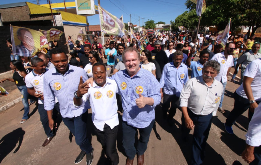 Candidato começou agenda desta quarta-feira em caminhada na Av. S15
