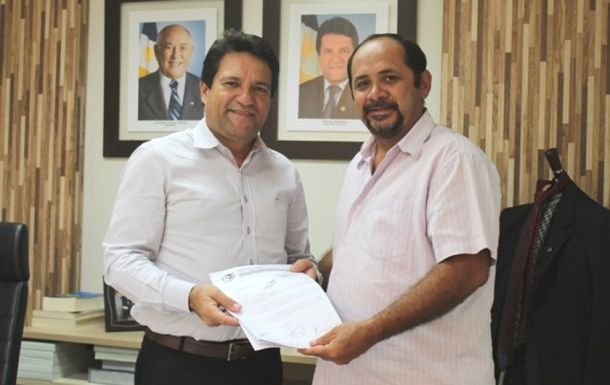 Vereador eentrega requerimentos ao deputado