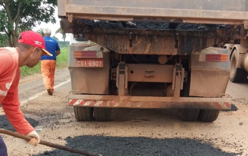 Equipes da Ageto também estão realizando serviços de tapa-buracos