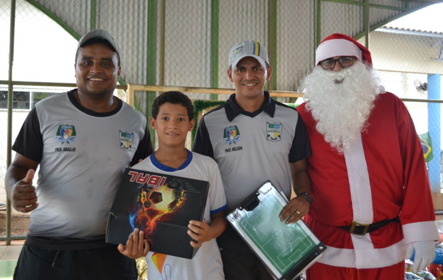 Garoto sonha em ser jogador profissional de futebol