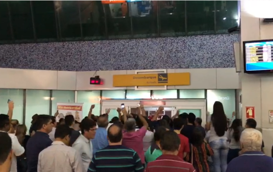 Correligionários recebem senador em aeroporto