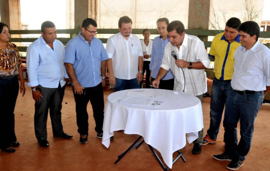 Prefeito assina ordem para retomar obras