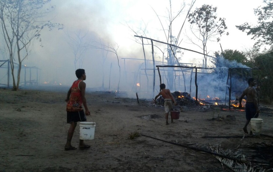 Famílias tentaram combater o fogo