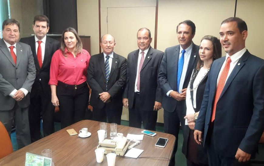 Decisão foi tomado pelos 3 senadores e 8 deputados federais do TO