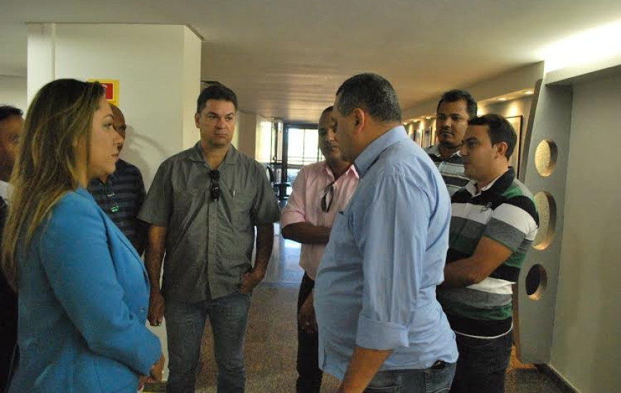 Deputada conversa com representantes das vans