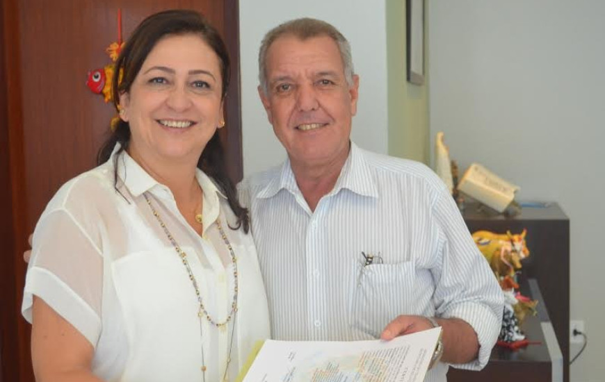 Kátia Abreu entrega certidão a Carlos Ribeiro