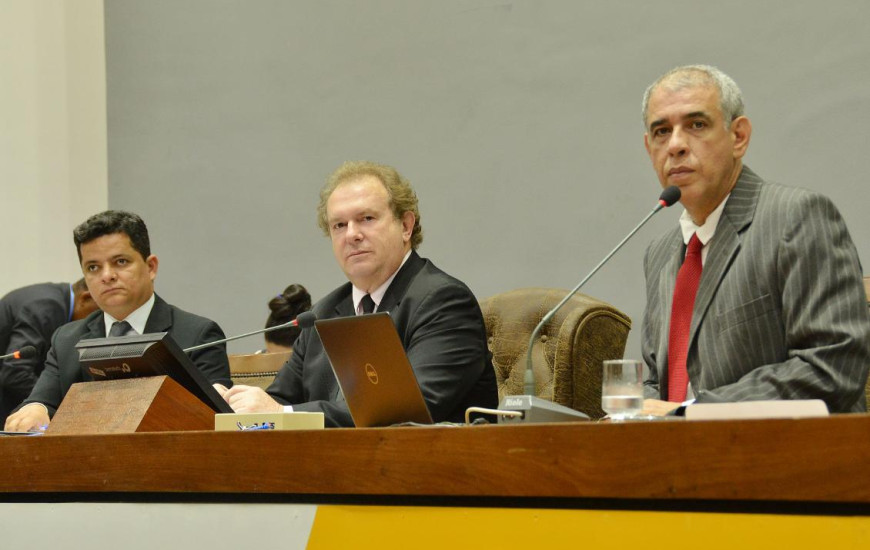 Deputados recebem matérias do TCE e MPE