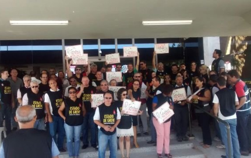 Servidores reunidos em frente o TRE