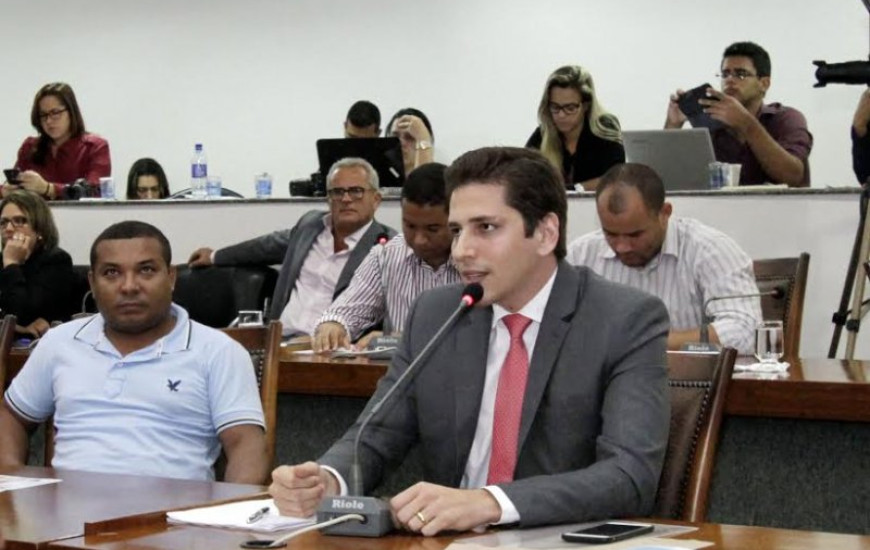Deputado estadual Olyntho Neto
