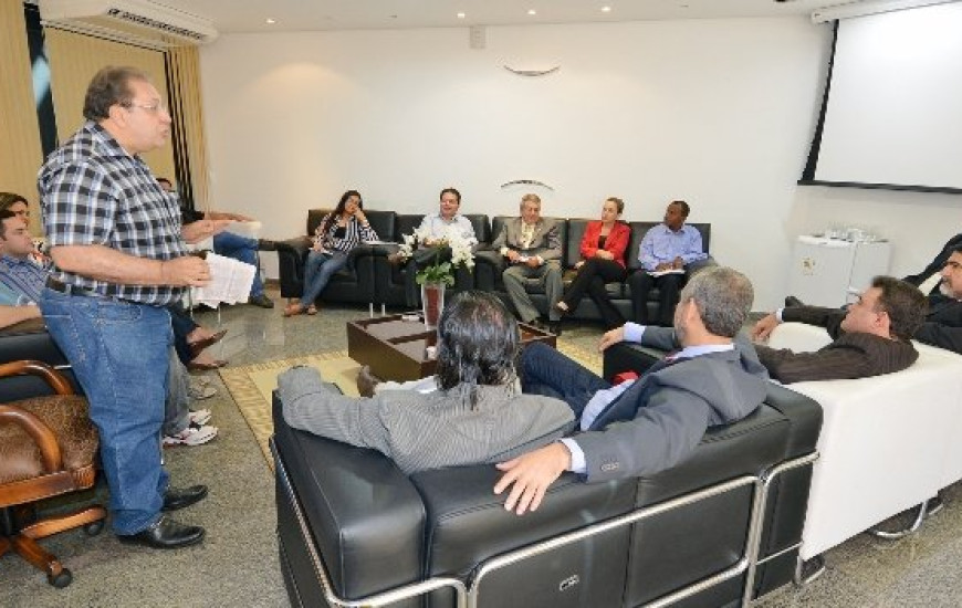 Servidores em reunião com deputados na AL
