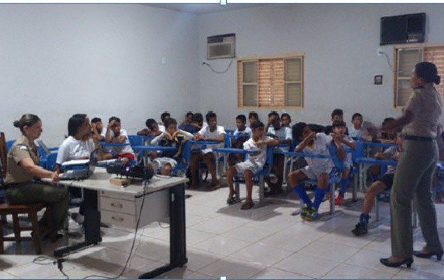 Alunos recebem capacitação pelo Proerd