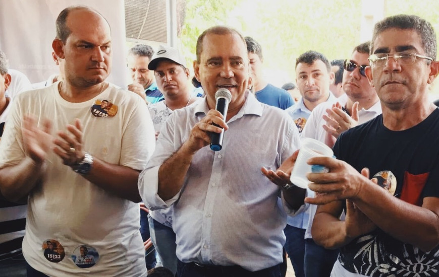 O prefeito do município acompanhou o candidato durante caminhada neste sábado