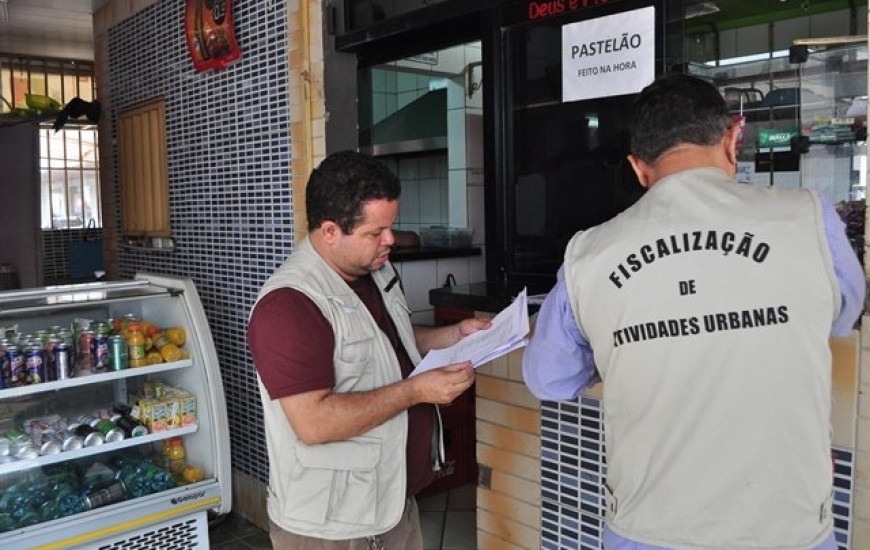 Fiscais estão notificando quiosques irregulares
