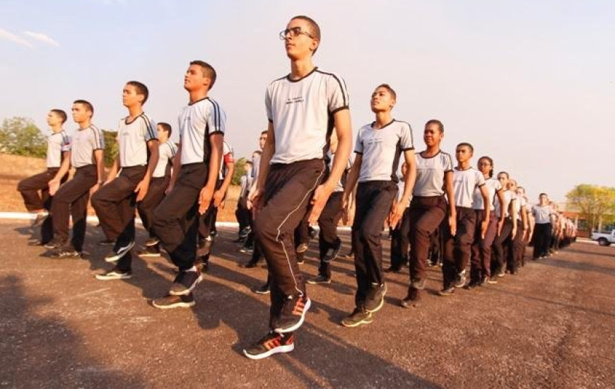 Alunos se preparam para desfile