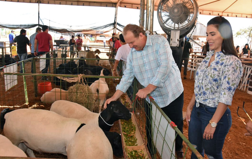  Acompanhado da primeira-dama, Carlesse visitou stands 