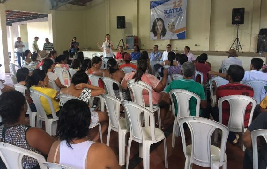 Candidata durante reunião de campanha em Itacajá