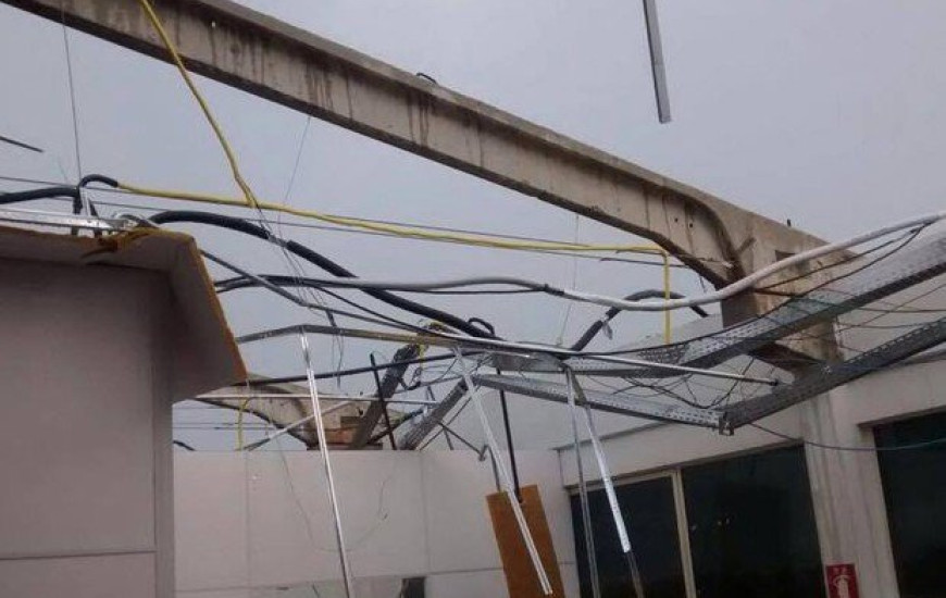 Telhado de prédio é arrancado pelo vento